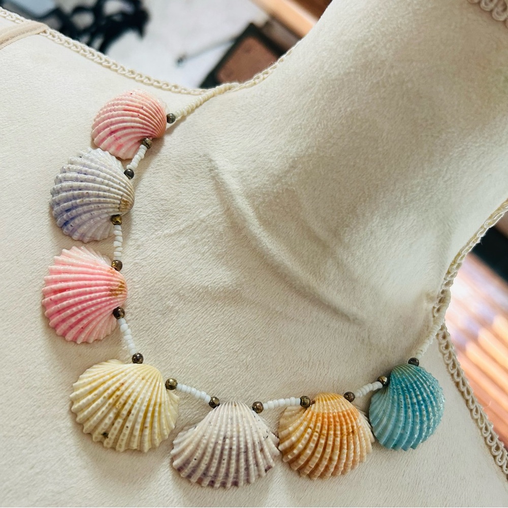 Vintage 70s colorful natural shell beaded necklace